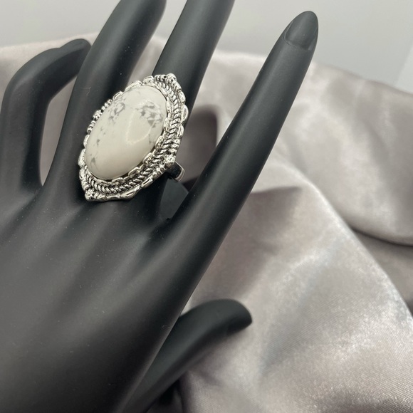 55ctw Howlite Ring: size 7 - Picture 3 of 8